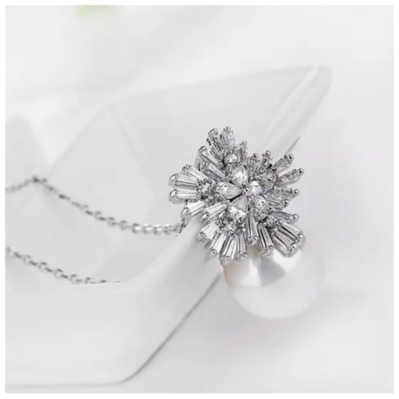 Swarovski Crystals The Gigi Pearl Necklace - Picture 4 of 4